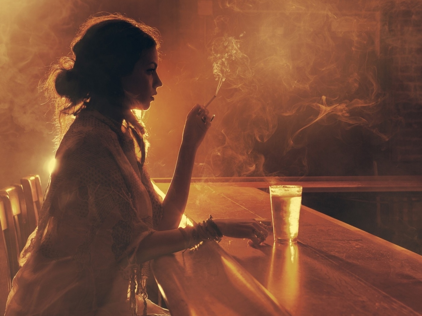 Обои Sad girl with cigarette in bar 1400x1050