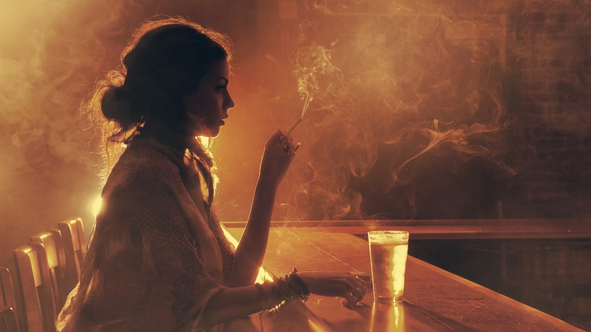 Das Sad girl with cigarette in bar Wallpaper 1920x1080