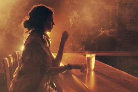 Das Sad girl with cigarette in bar Wallpaper 480x320