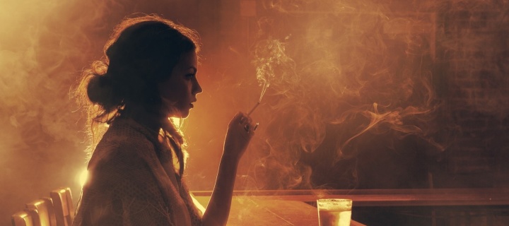 Fondo de pantalla Sad girl with cigarette in bar 720x320
