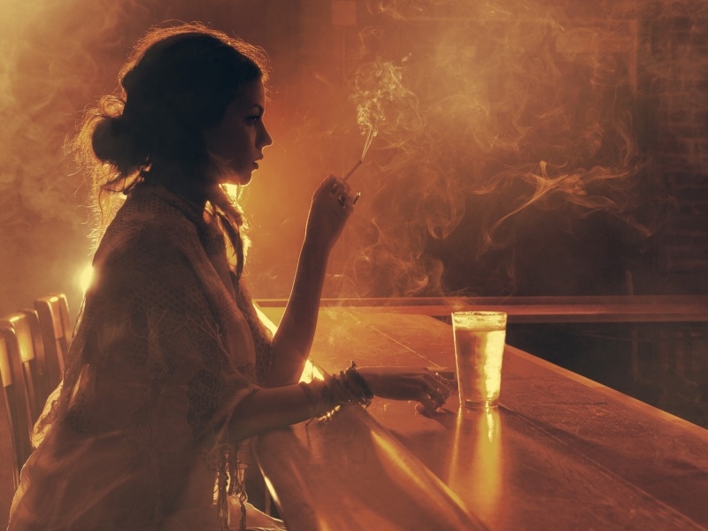 Screenshot №1 pro téma Sad girl with cigarette in bar 800x600