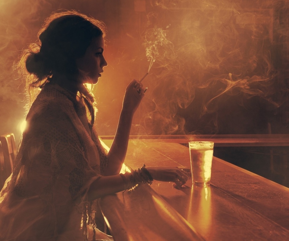 Das Sad girl with cigarette in bar Wallpaper 960x800