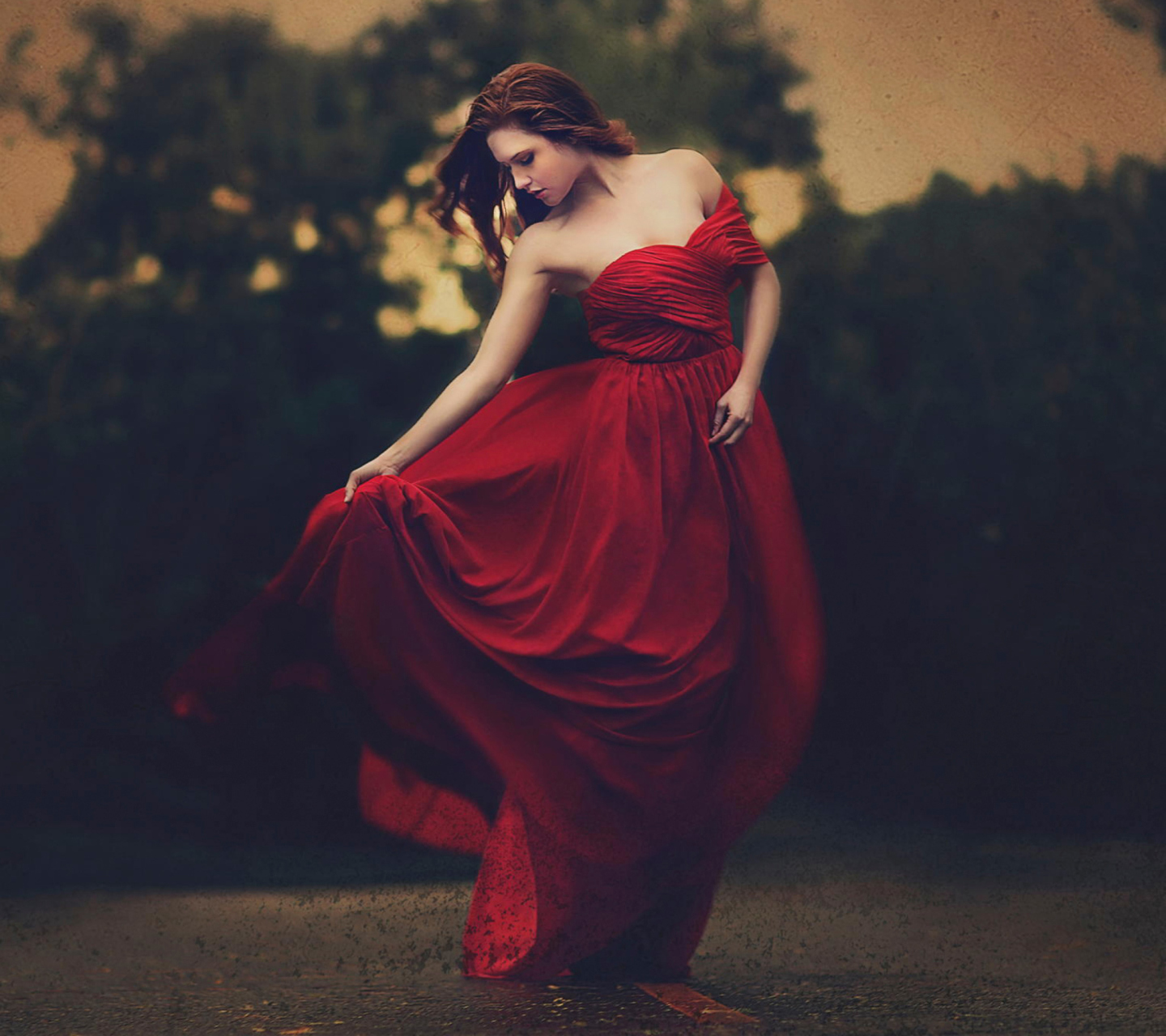 Sfondi Girl In Beautiful Red Dress 1440x1280
