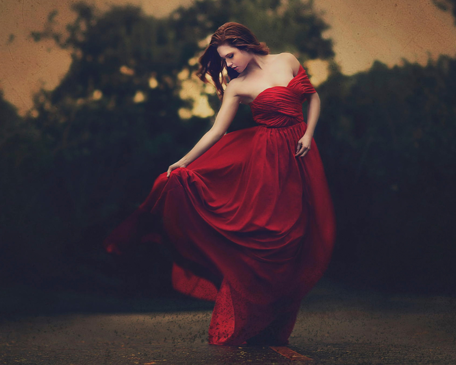 Fondo de pantalla Girl In Beautiful Red Dress 1600x1280