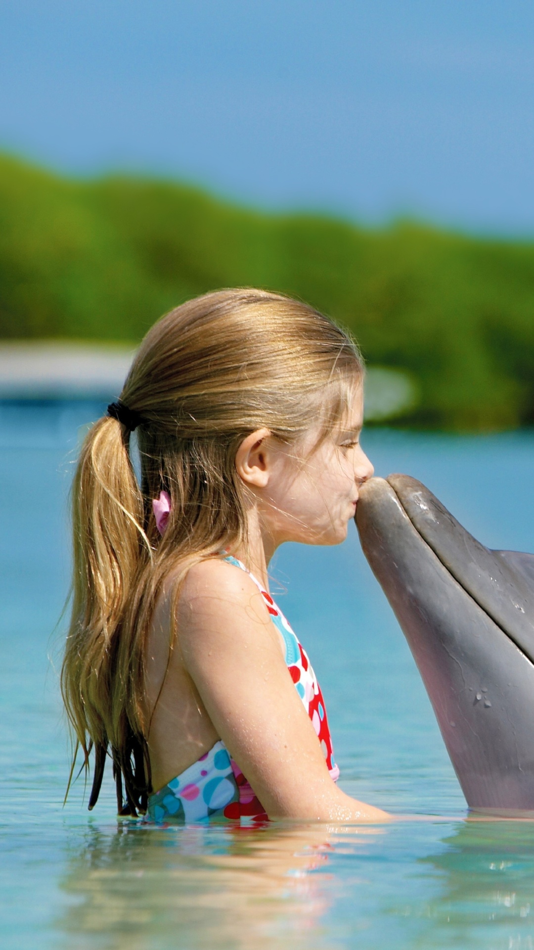 Sfondi Girl and dolphin kiss 1080x1920