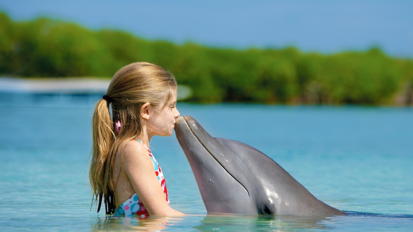 Fondo de pantalla Girl and dolphin kiss 1366x768