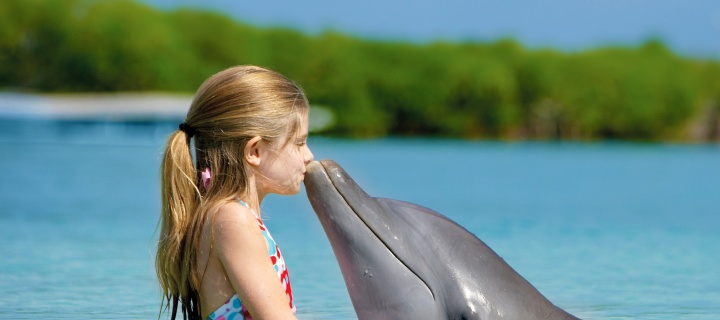 Das Girl and dolphin kiss Wallpaper 720x320