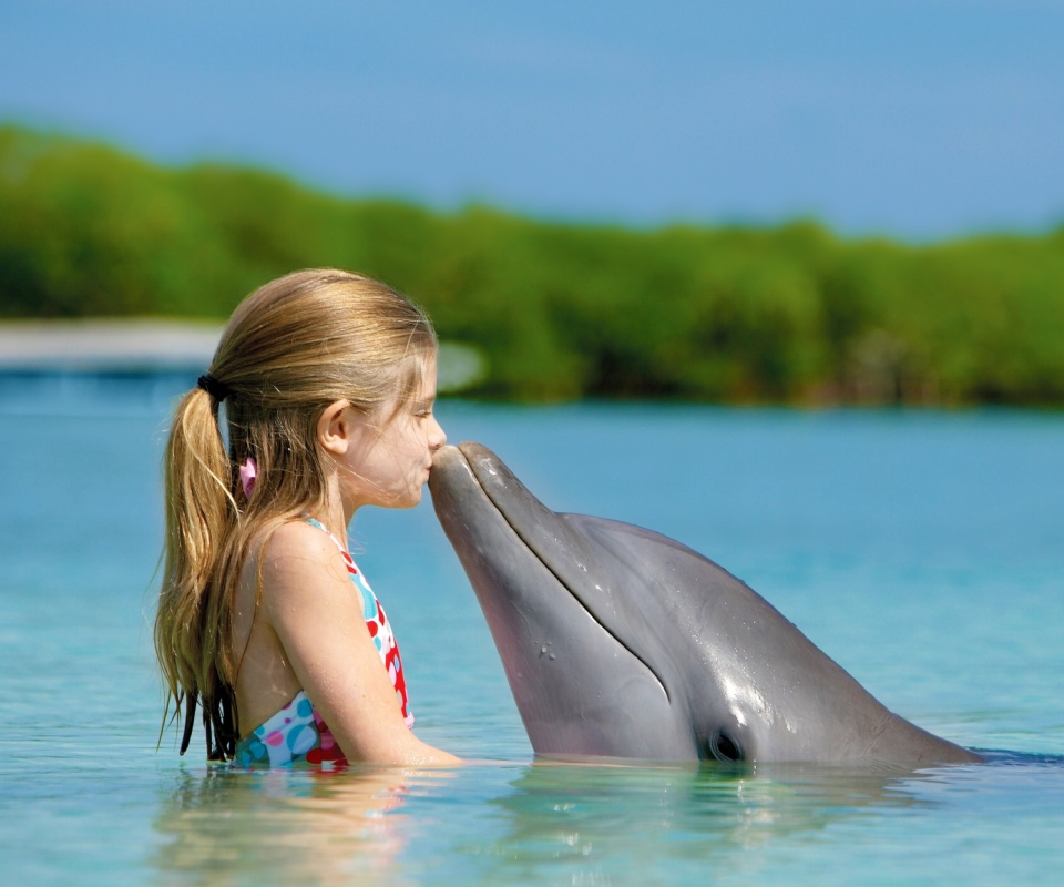 Das Girl and dolphin kiss Wallpaper 960x800