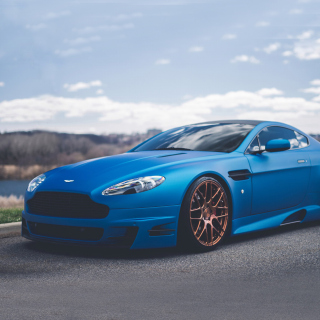 Kostenloses Blue Aston Martin V8 Vantage S Wallpaper für iPad 2