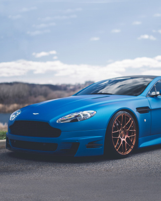 Kostenloses Blue Aston Martin V8 Vantage S Wallpaper für iPhone 5