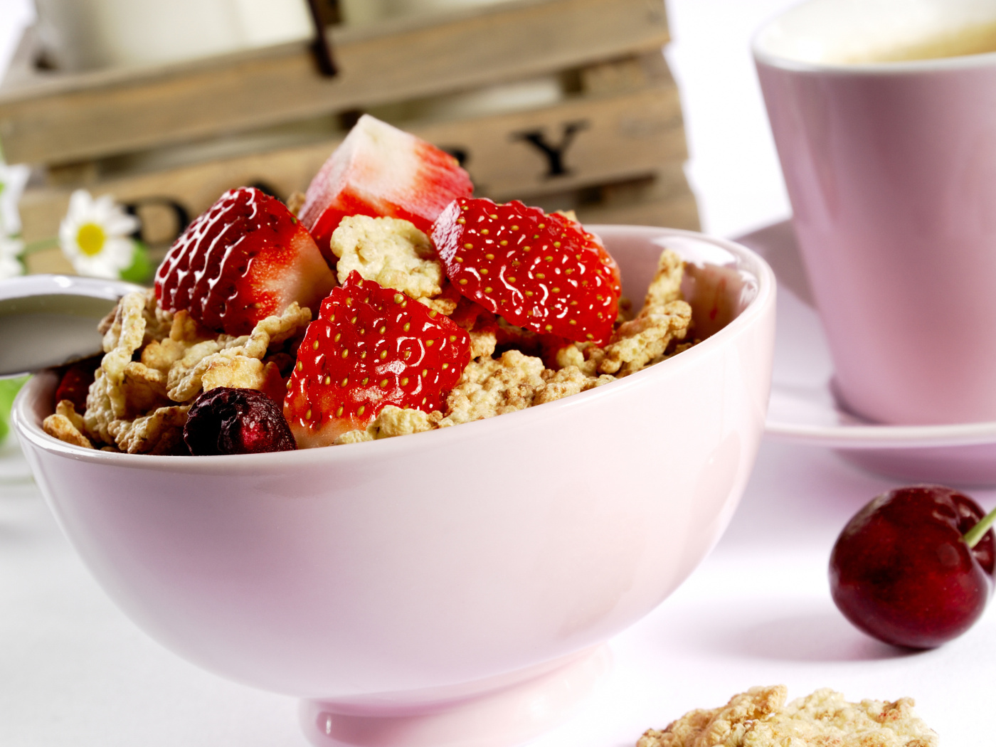 Обои Tasty eco breakfast with muesli 1400x1050