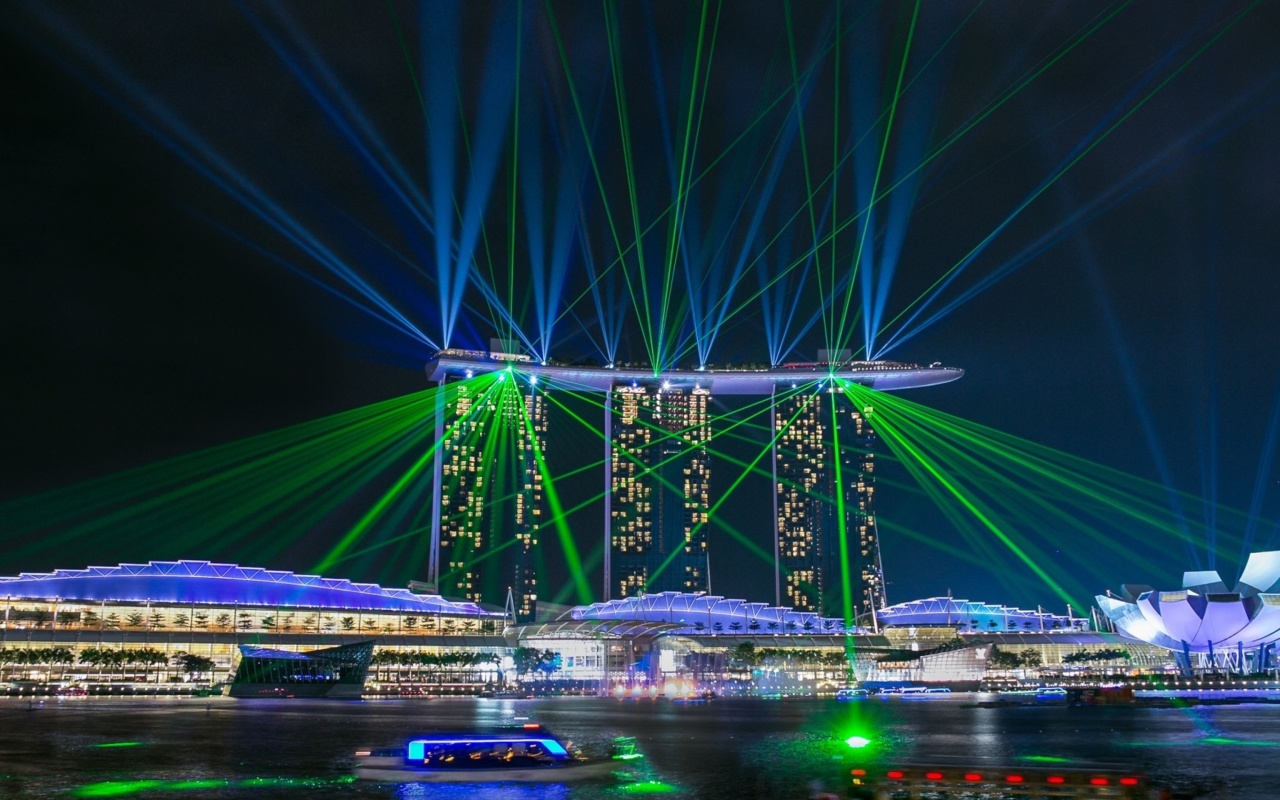 Fondo de pantalla Laser show near Marina Bay Sands Hotel in Singapore 1280x800