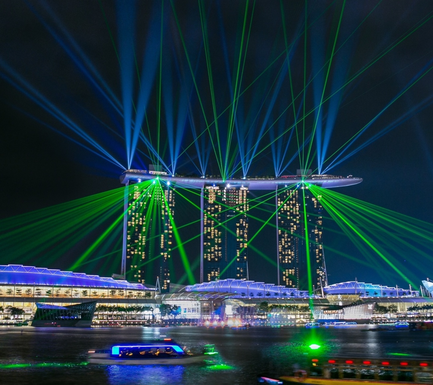 Fondo de pantalla Laser show near Marina Bay Sands Hotel in Singapore 1440x1280