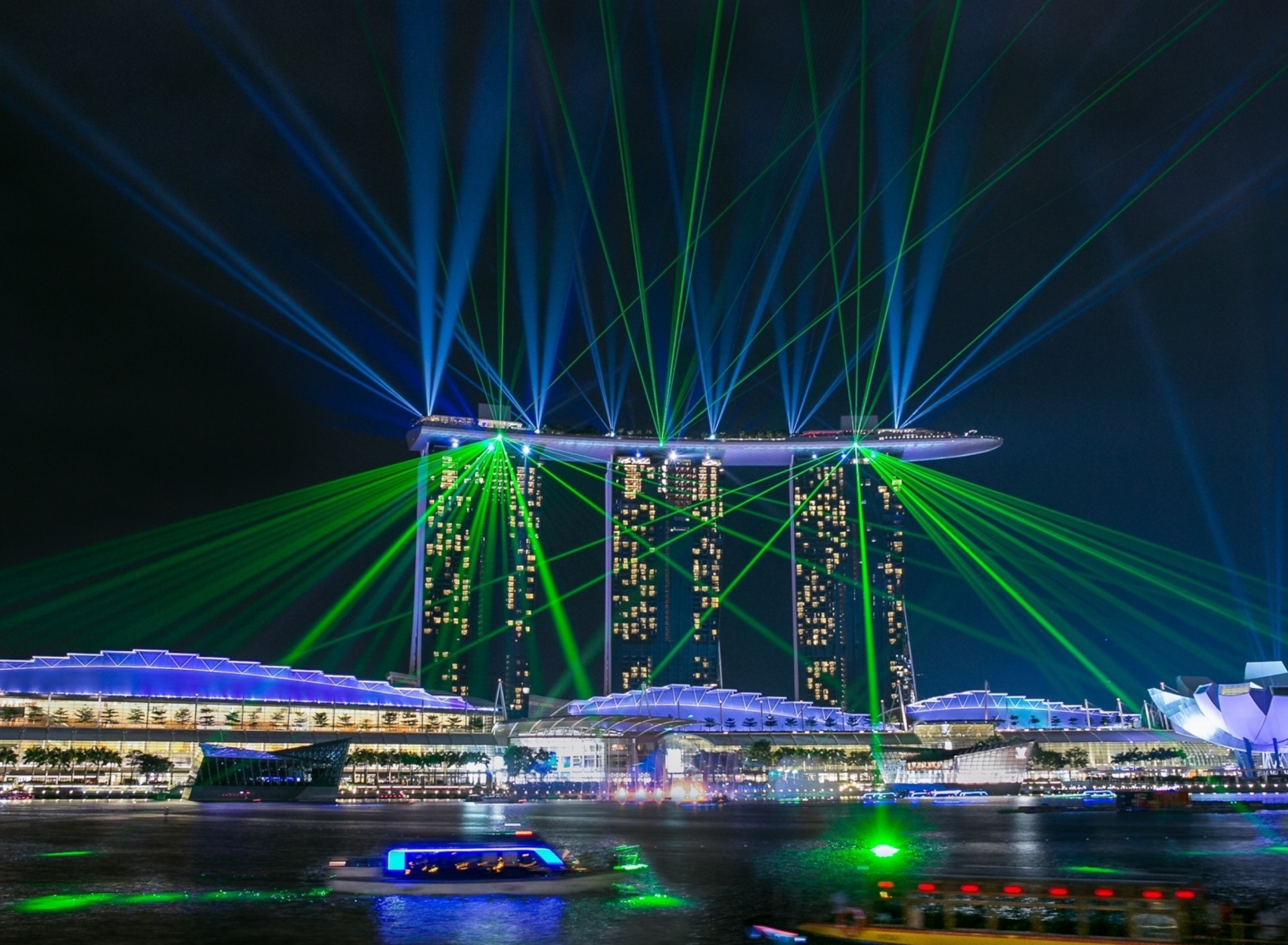 Обои Laser show near Marina Bay Sands Hotel in Singapore 1920x1408