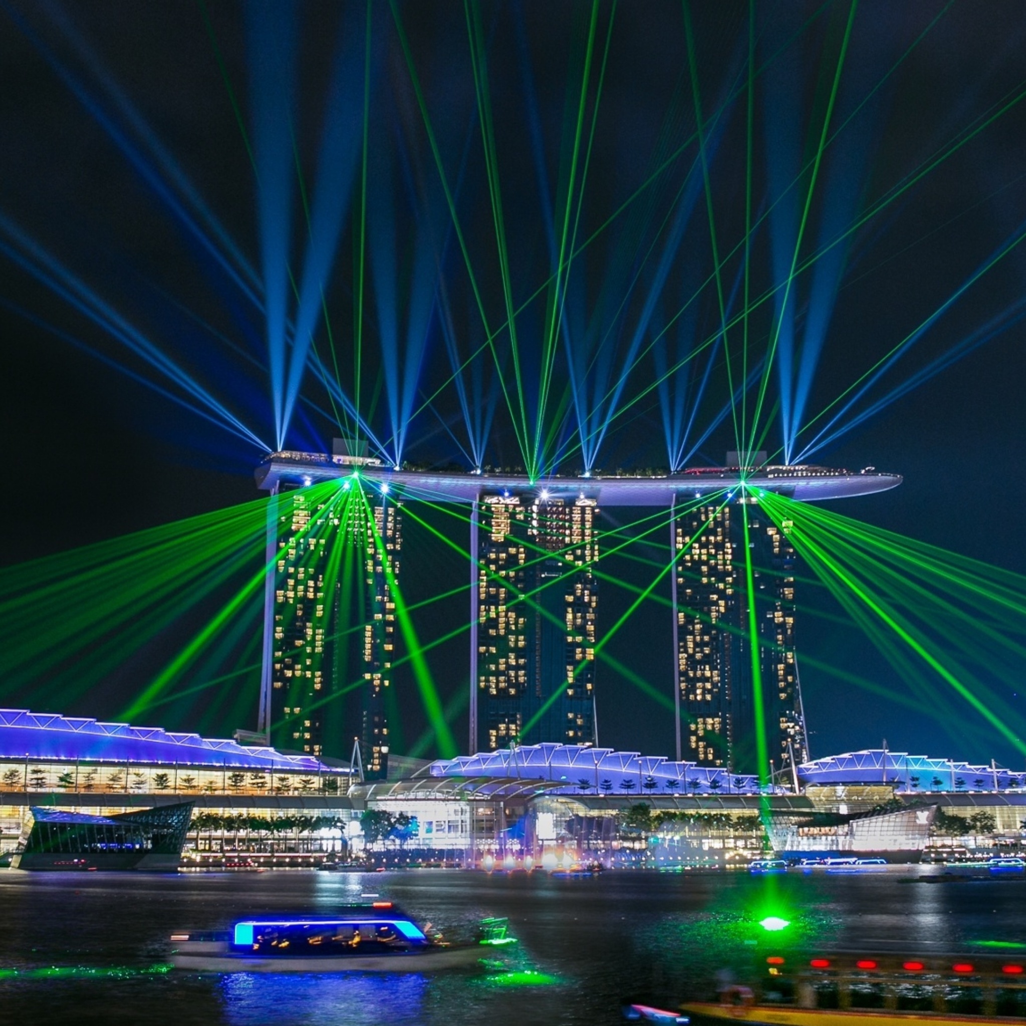 Обои Laser show near Marina Bay Sands Hotel in Singapore 2048x2048