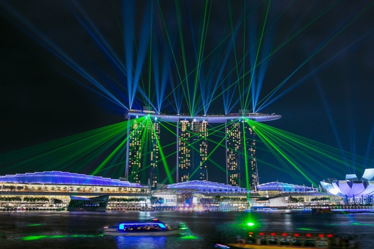 Sfondi Laser show near Marina Bay Sands Hotel in Singapore