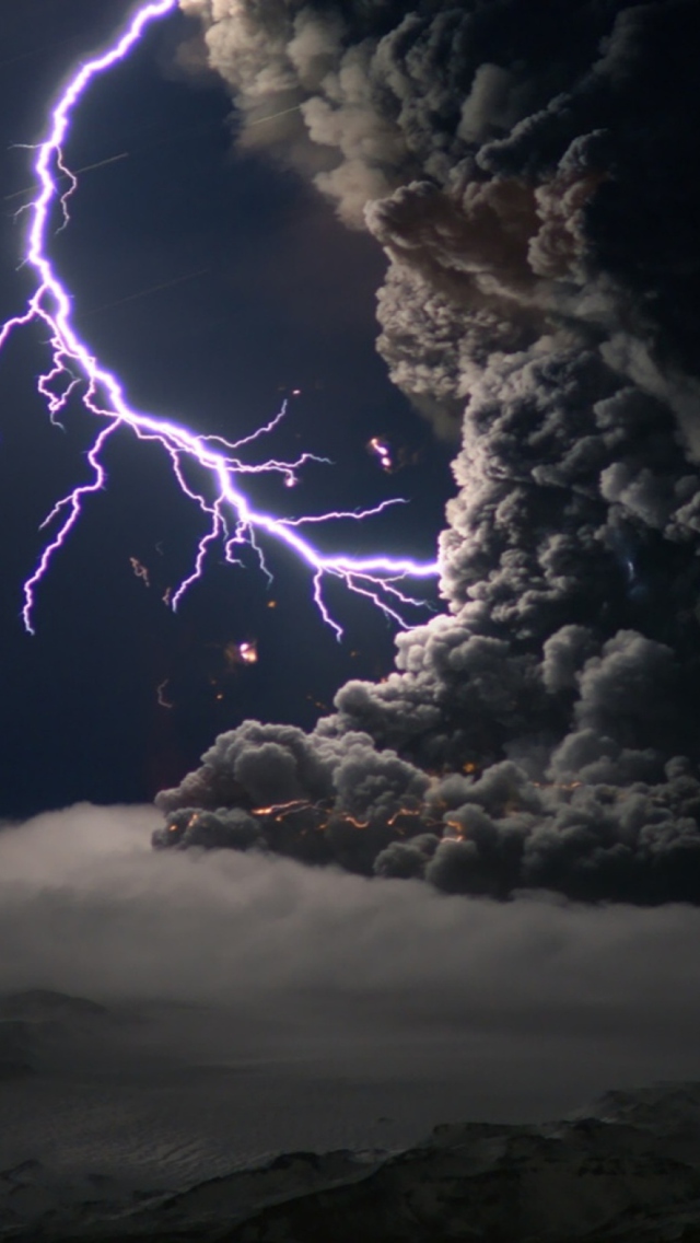 Обои Lightning Behind Dark Clouds 640x1136