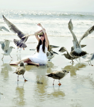 Kostenloses Girl And Seagulls On Beach Wallpaper für 132x176