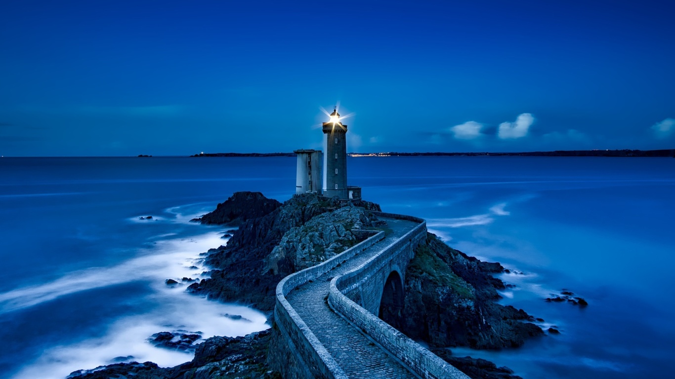 Sfondi France Lighthouse in Ocean 1366x768