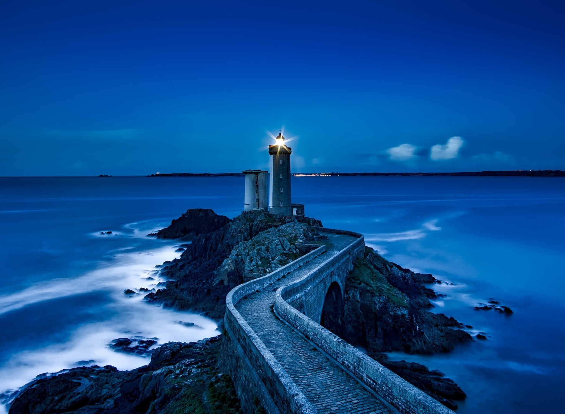Fondo de pantalla France Lighthouse in Ocean 1920x1408