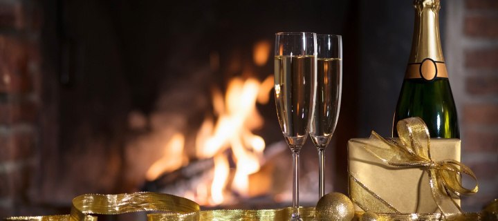 Обои Champagne and Fireplace 720x320