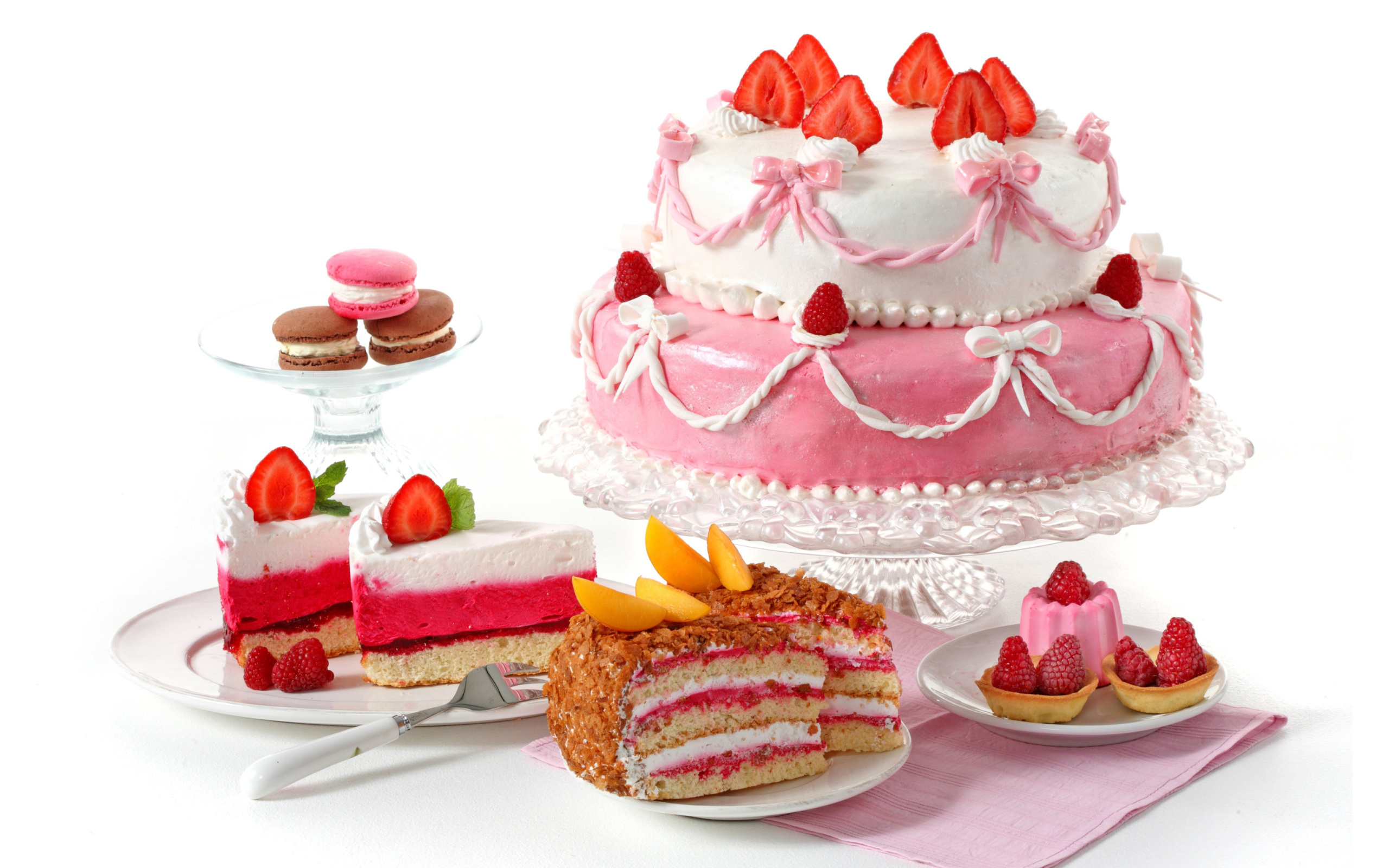 Обои Strawberry biscuit cake 2560x1600