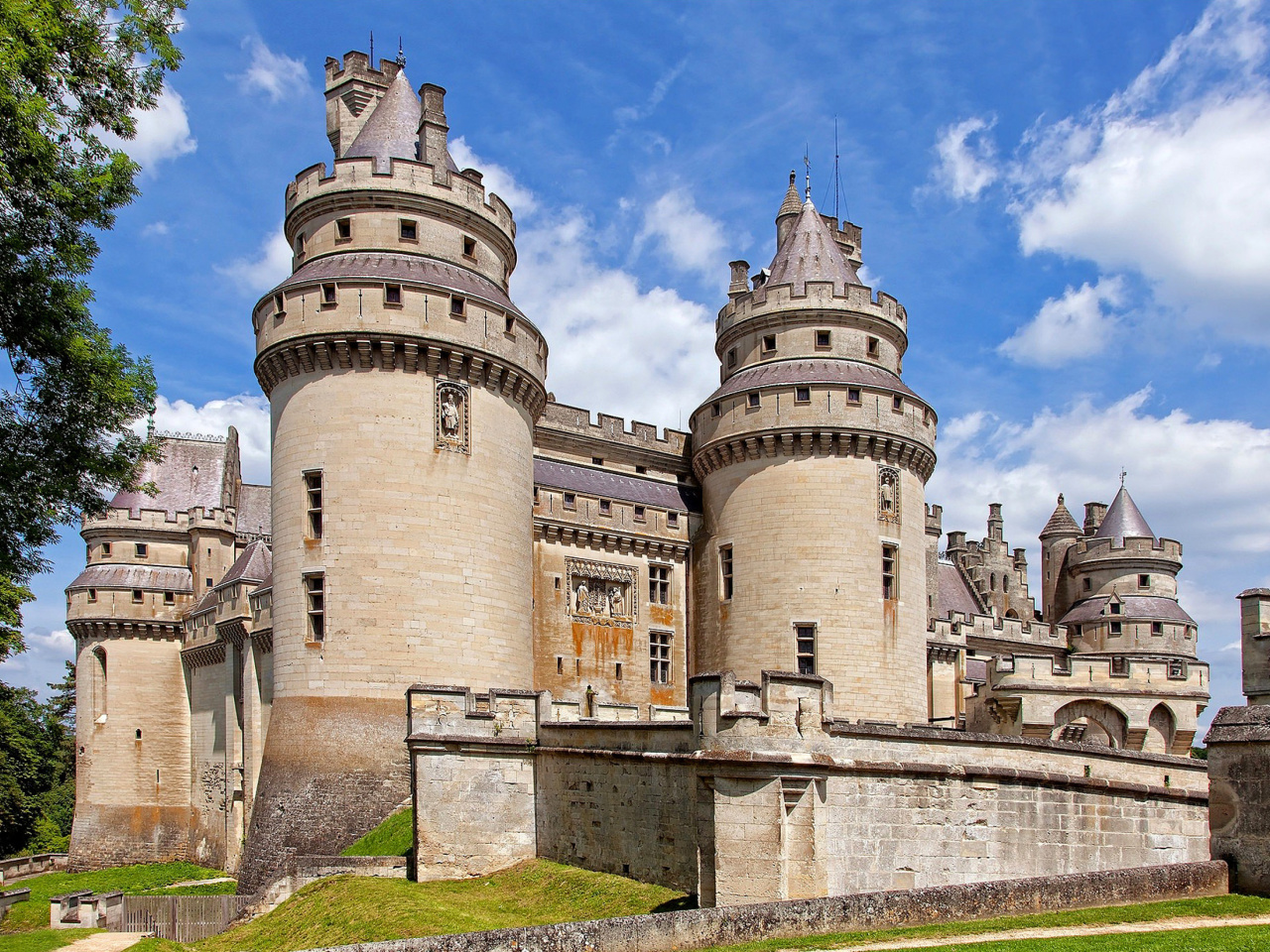Das Chateau de Pierrefonds in France Wallpaper 1280x960