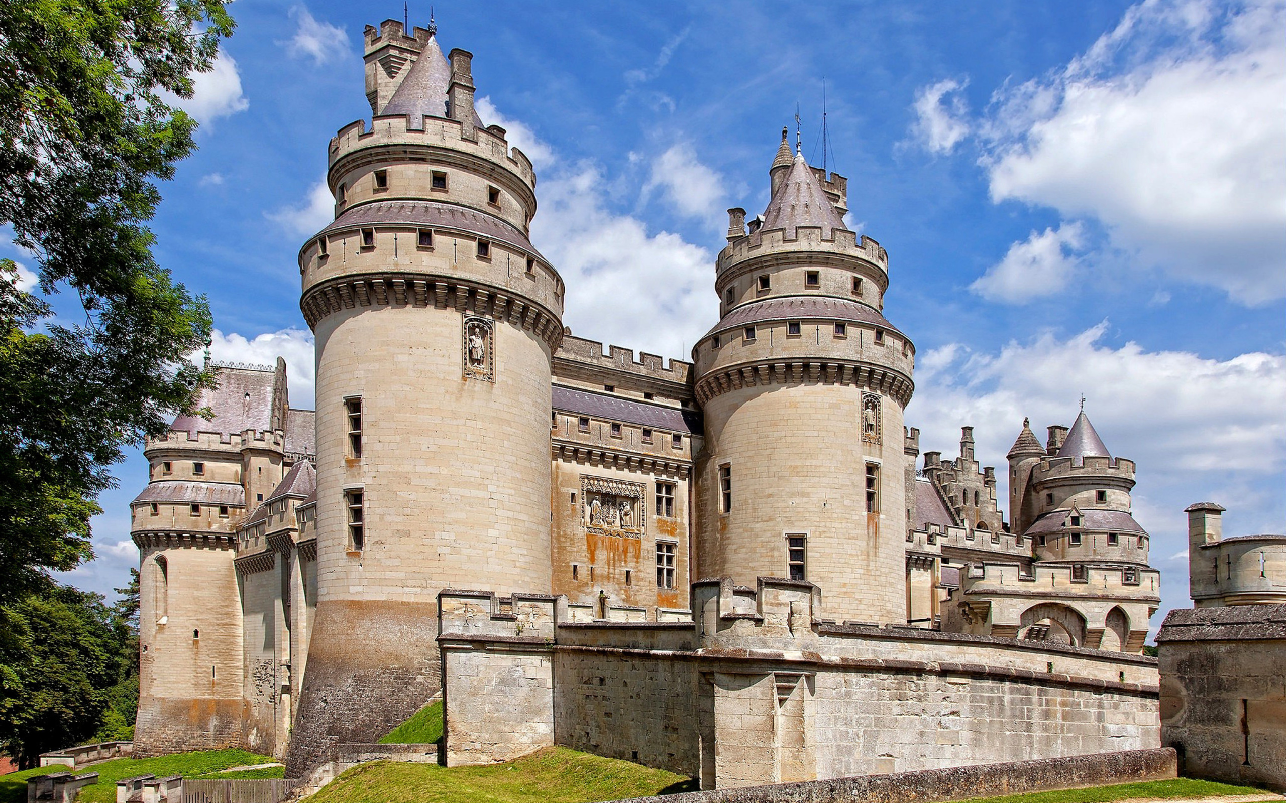 Sfondi Chateau de Pierrefonds in France 2560x1600