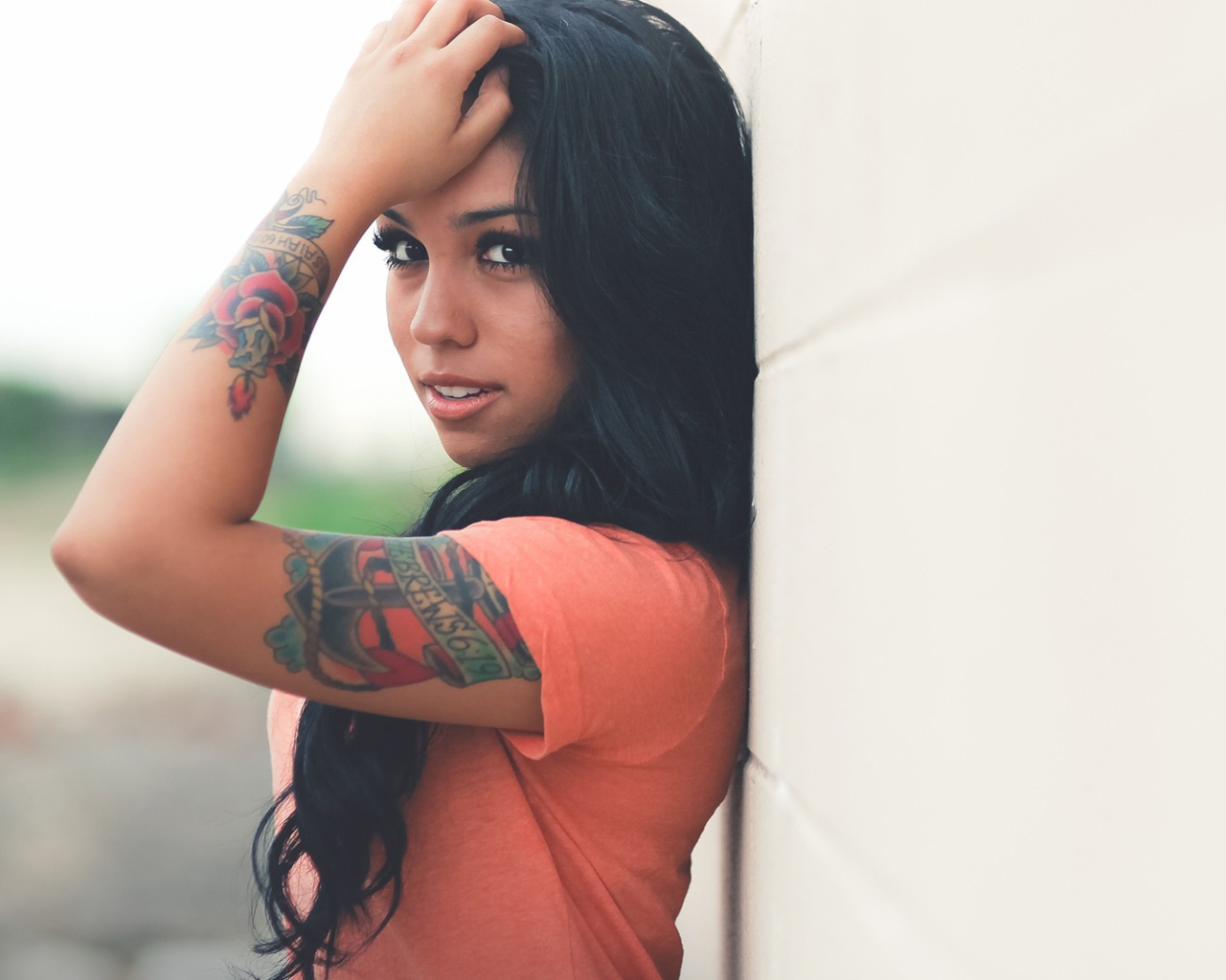 Screenshot №1 pro téma Beautiful Latin American Model With Tattoos 1280x1024