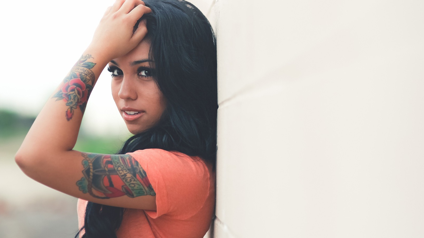 Screenshot №1 pro téma Beautiful Latin American Model With Tattoos 1366x768