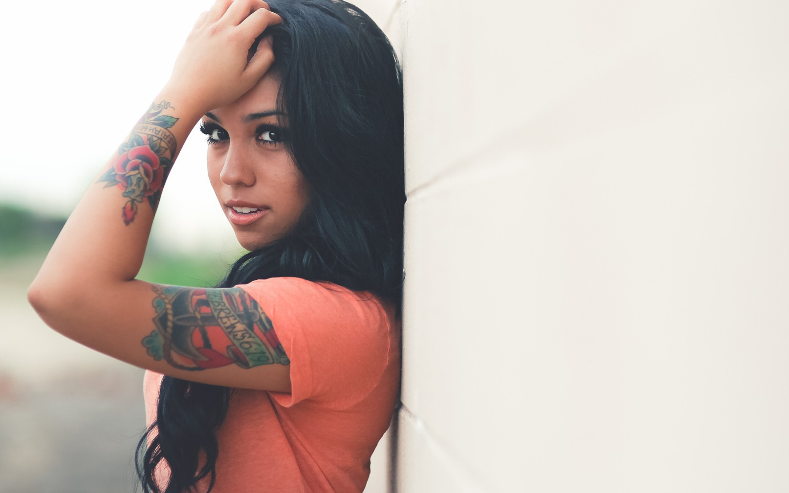 Beautiful Latin American Model With Tattoos screenshot #1 2560x1600