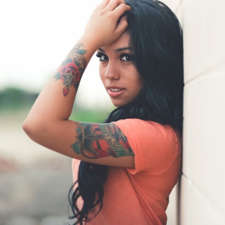 Kostenloses Beautiful Latin American Model With Tattoos Wallpaper für iPad