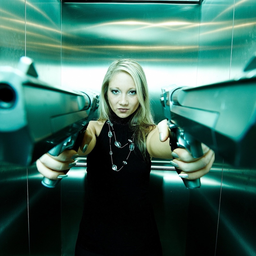 Das Girl with guns as gangster Wallpaper 1024x1024