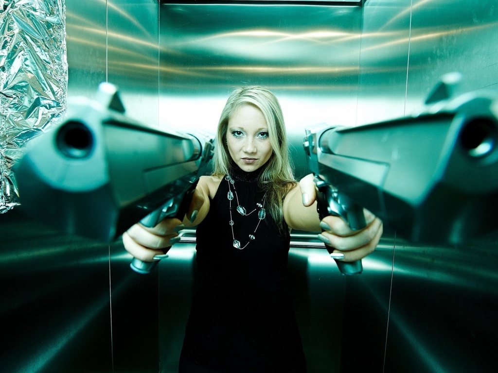 Обои Girl with guns as gangster 1024x768