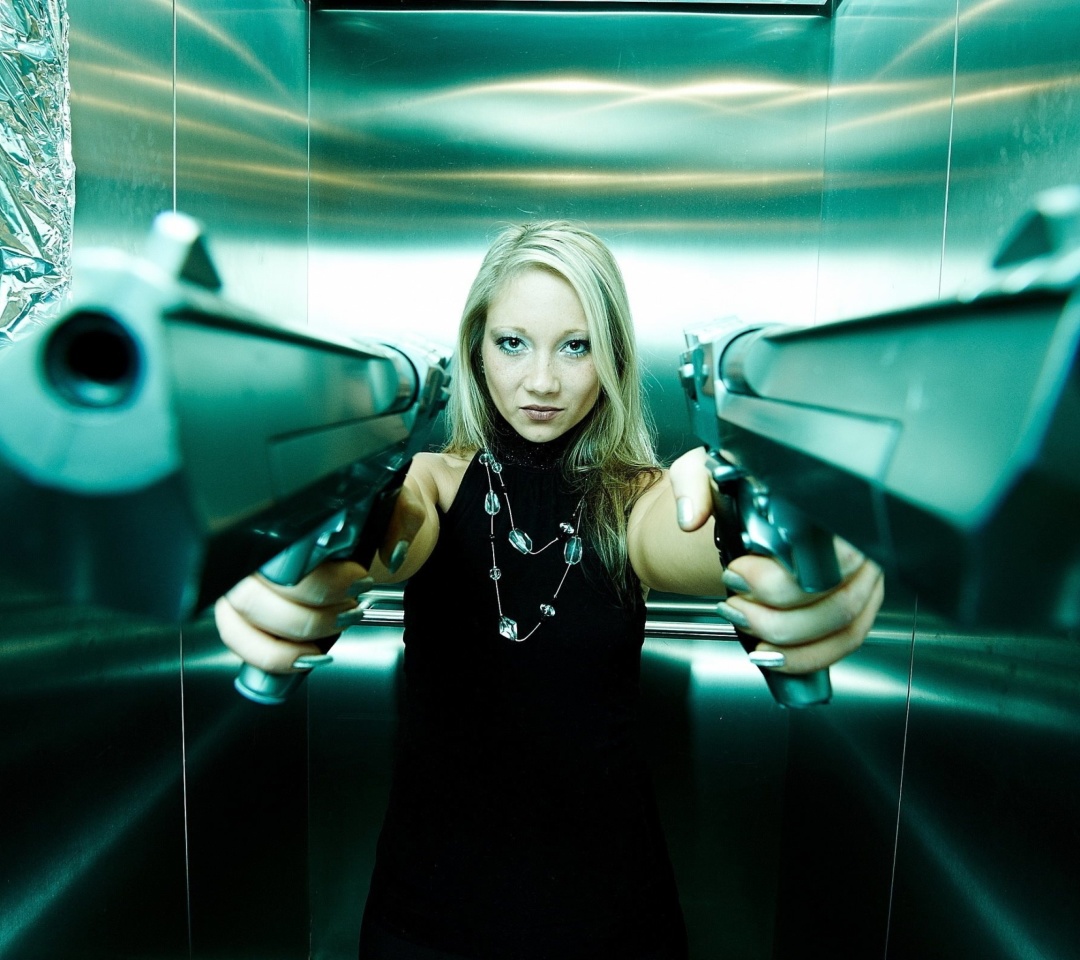 Fondo de pantalla Girl with guns as gangster 1080x960