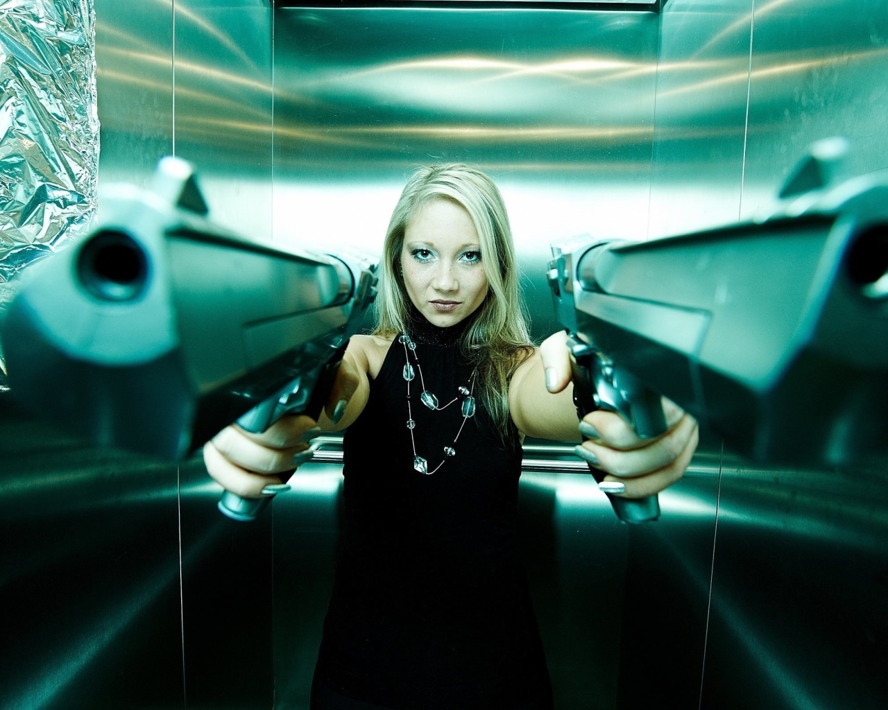 Das Girl with guns as gangster Wallpaper 1280x1024