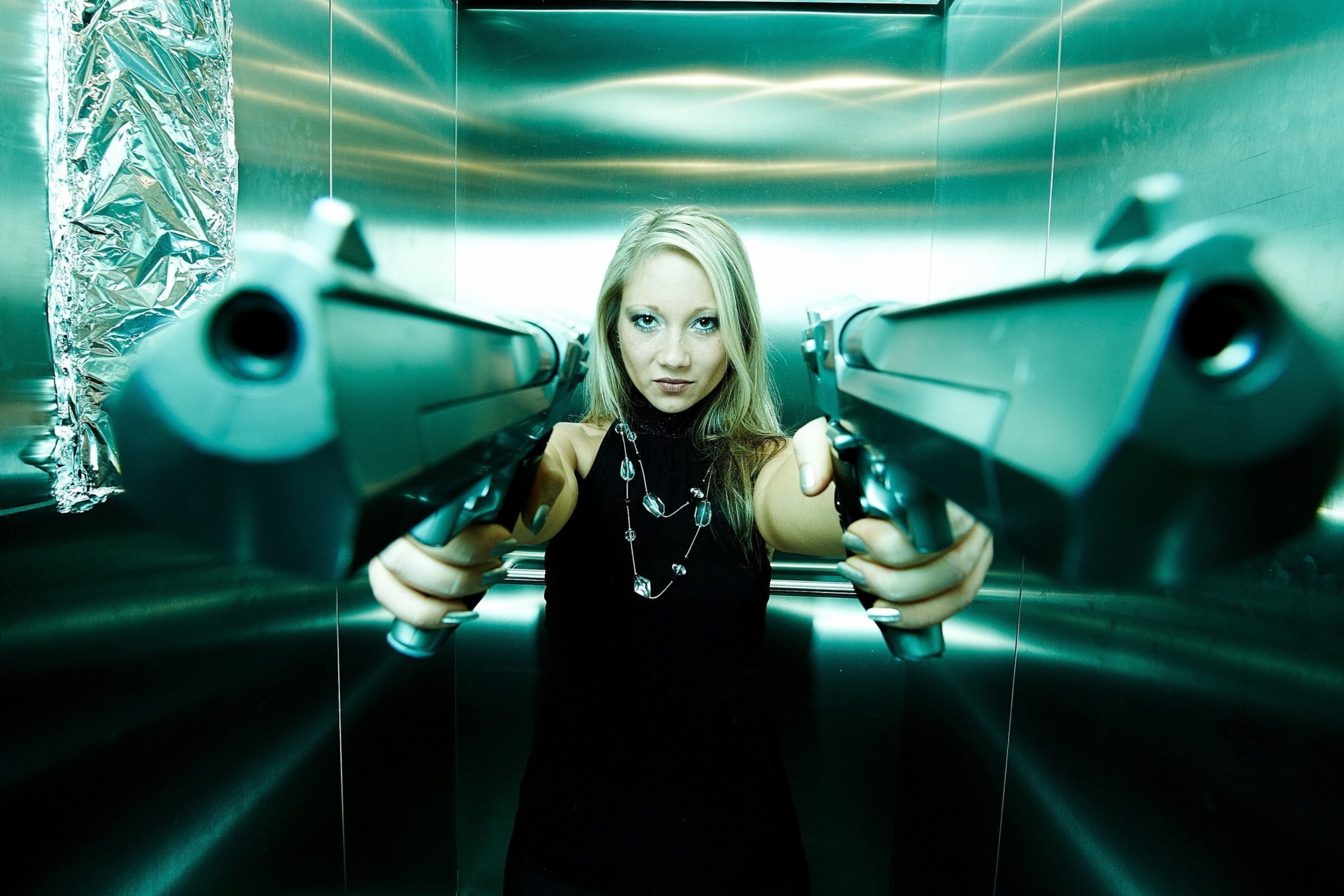 Screenshot №1 pro téma Girl with guns as gangster 2880x1920