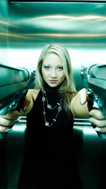 Das Girl with guns as gangster Wallpaper 360x640