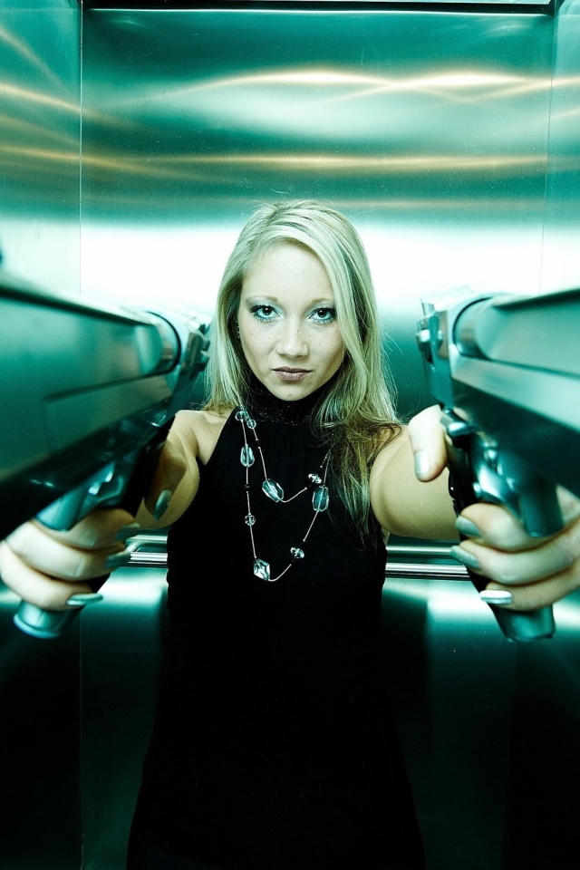 Girl with guns as gangster screenshot #1 640x960