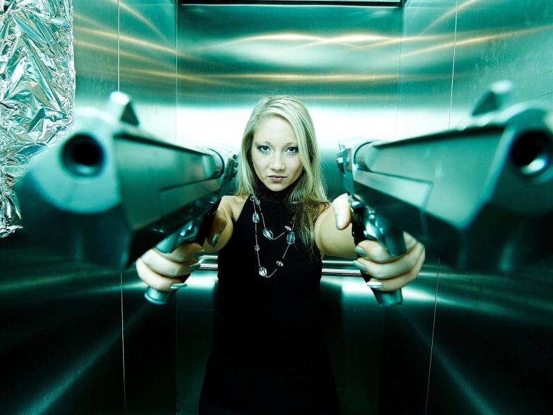 Обои Girl with guns as gangster 800x600