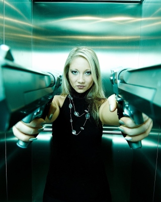 Kostenloses Girl with guns as gangster Wallpaper für Nokia Asha 300