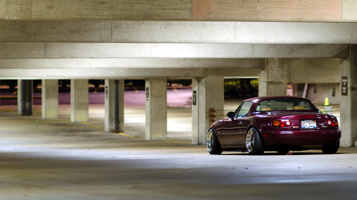 Fondo de pantalla Mazda RX 8 In Garage 1366x768