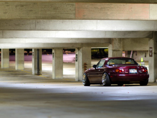 Das Mazda RX 8 In Garage Wallpaper 320x240