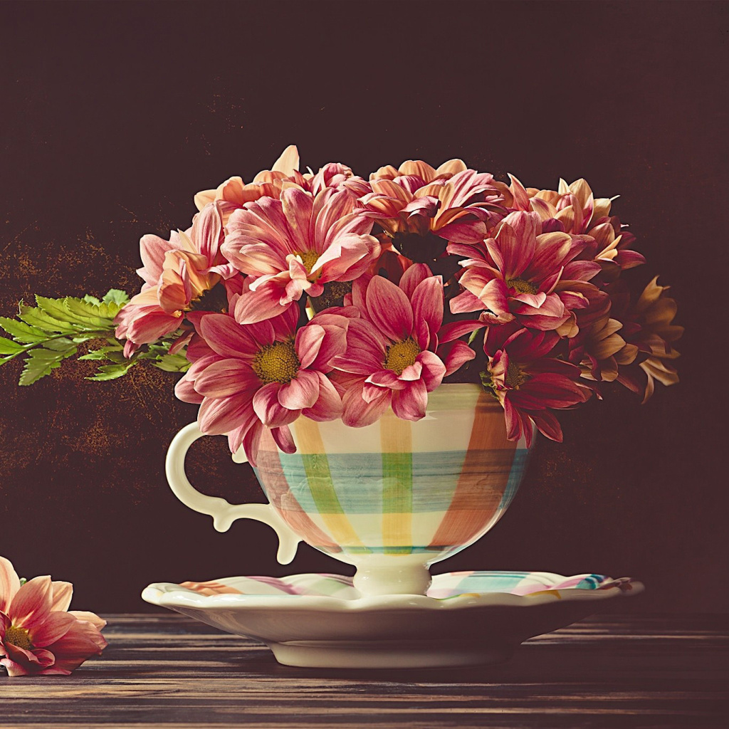 Fondo de pantalla Chrysanthemums in ingenious vase 1024x1024