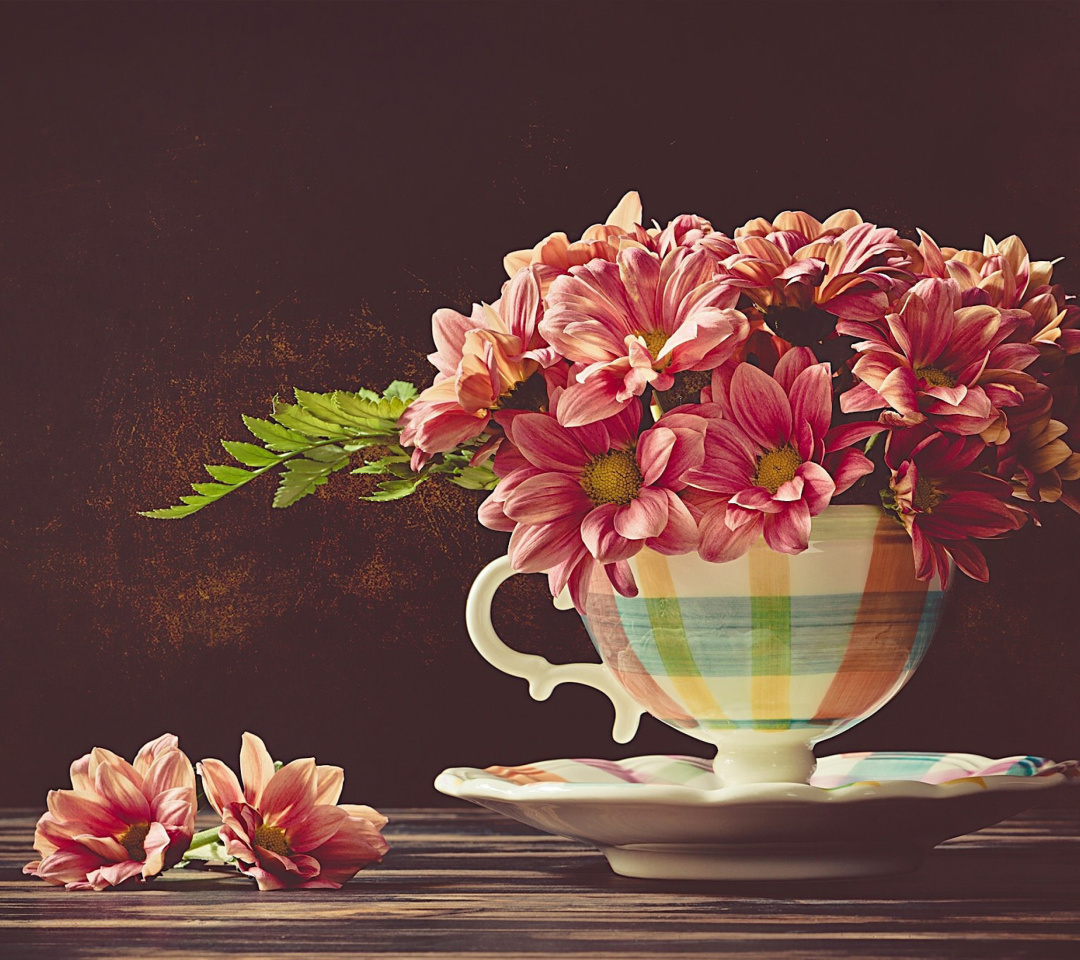 Chrysanthemums in ingenious vase wallpaper 1080x960