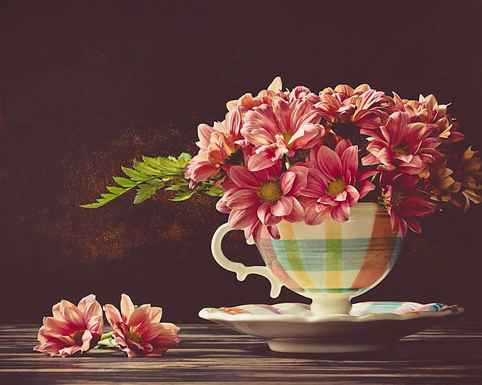 Fondo de pantalla Chrysanthemums in ingenious vase 1600x1280