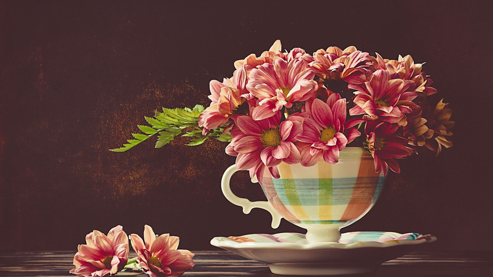 Обои Chrysanthemums in ingenious vase 1920x1080