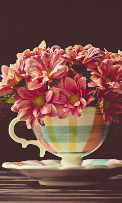 Fondo de pantalla Chrysanthemums in ingenious vase 240x400