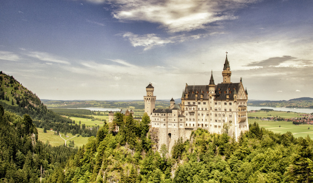 Fondo de pantalla Bavarian Neuschwanstein Castle 1024x600