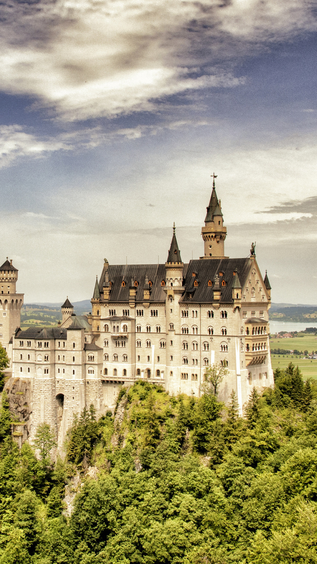 Bavarian Neuschwanstein Castle screenshot #1 1080x1920